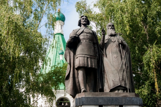 灿烂阳光绿树耸立教廷人物石雕