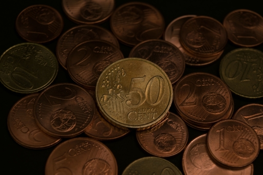 多种面值金币堆砌在一起