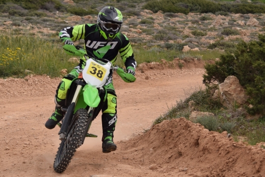 赛道中飞驰车手四周风景特写