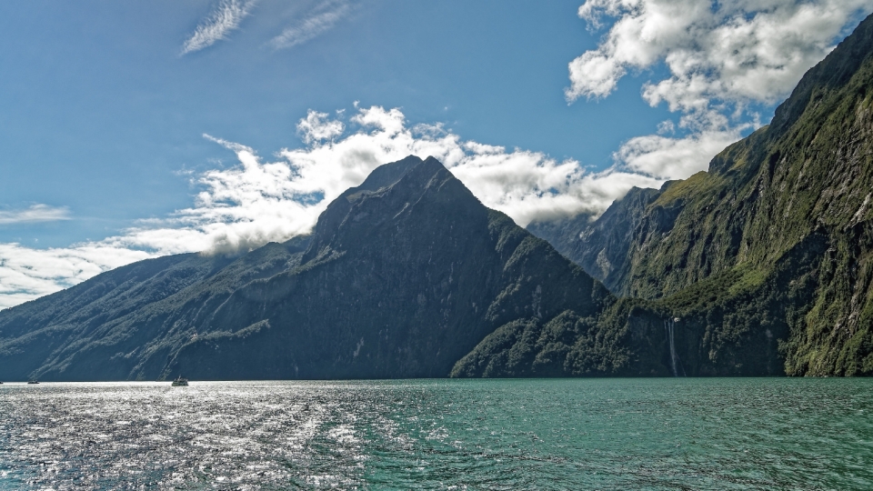 新西兰南岛米尔福德峡湾风景高清桌面壁纸