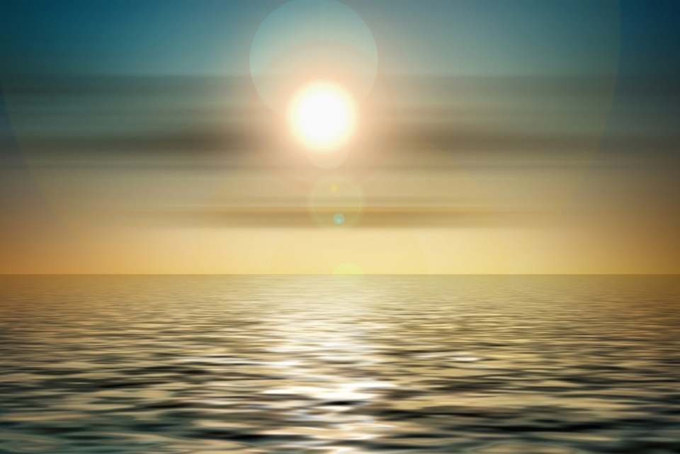 落日打在海平面上的唯美摄影