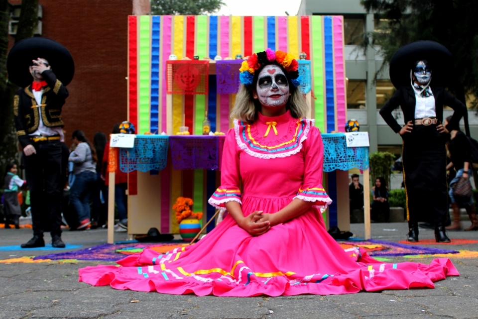 墨西哥街道上做亡灵节节日装扮的人们