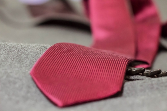 灰色衣服上红色领带静物特写