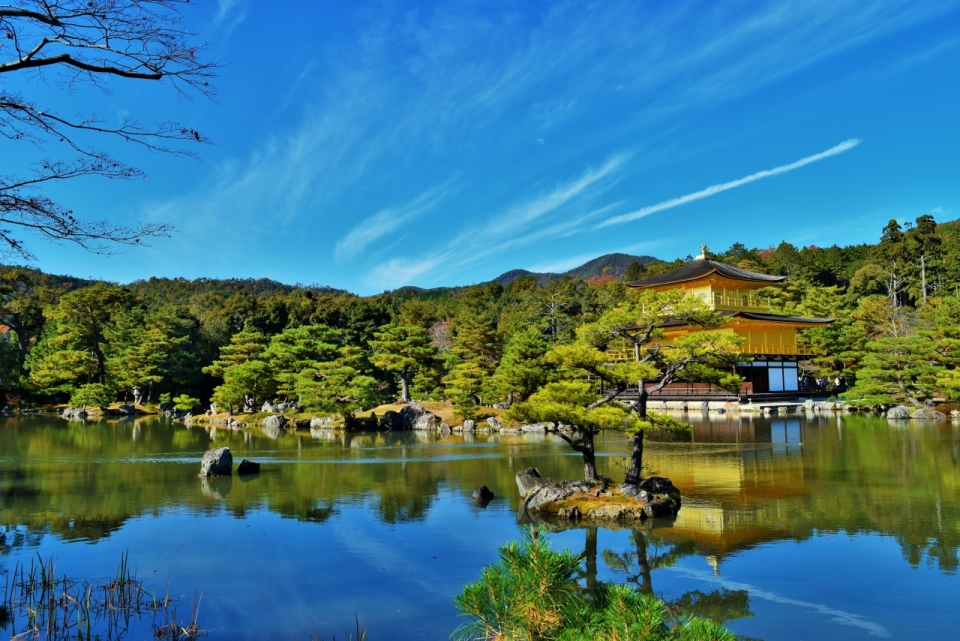 日本山中绿色湖边庭院建筑美景