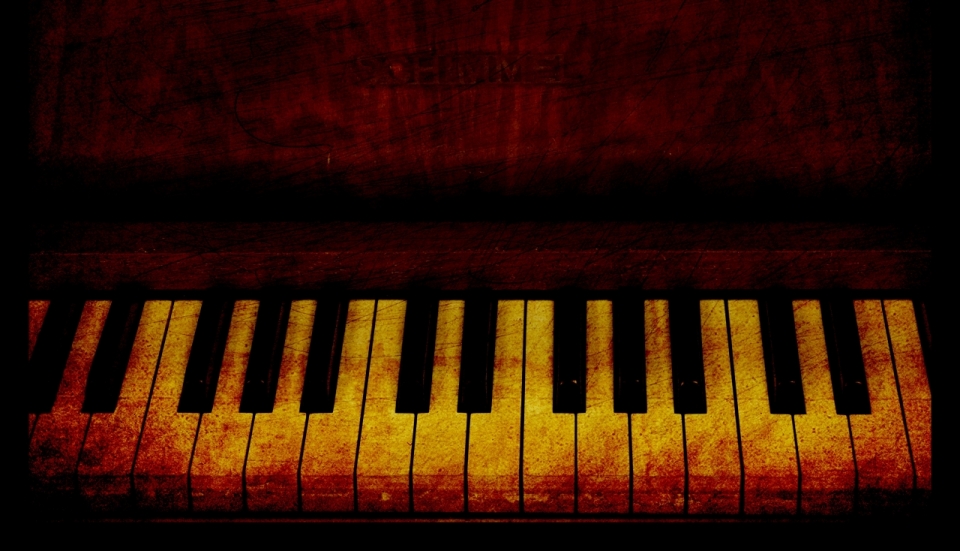 复古风格暗红老旧钢琴摄影
