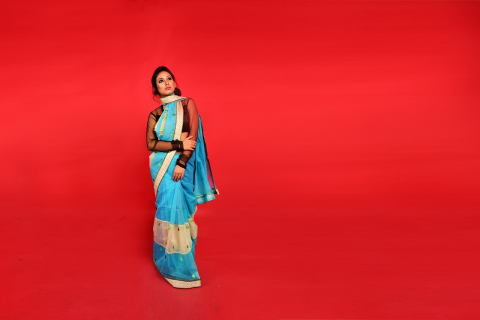 红色背景传统印度服装时尚女性