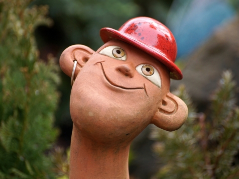 虚化背景户外戴红色帽子卡通男性模型