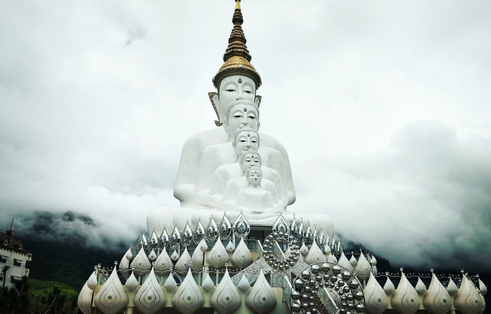 雾中泰国巨大佛像宗教塑像