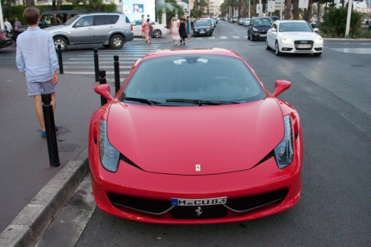 街边停靠红色法拉利跑车帅气外形