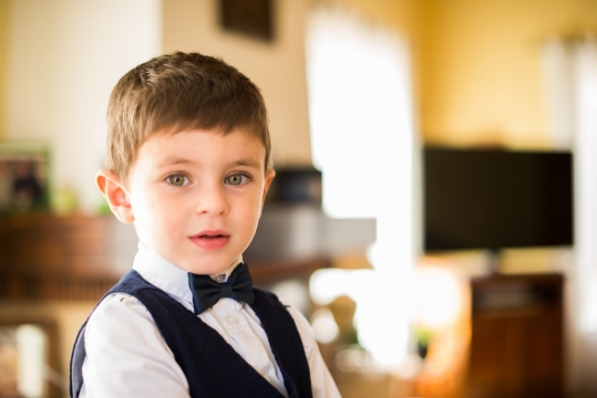 人物摄影_绅士可爱小男孩微笑特写