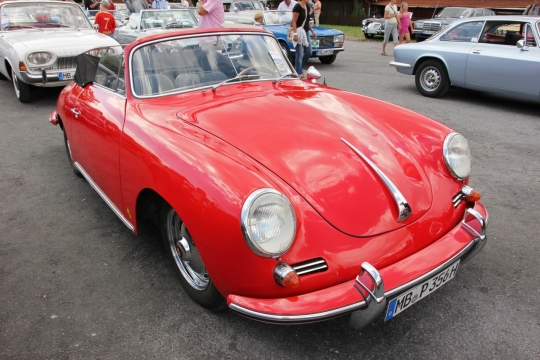 路边停放敞篷小轿车外观展示