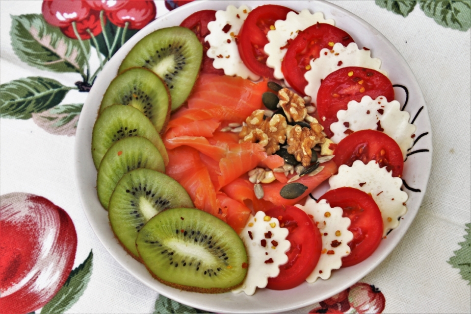 室内桌面白色盘子新鲜美味健康水果蔬菜