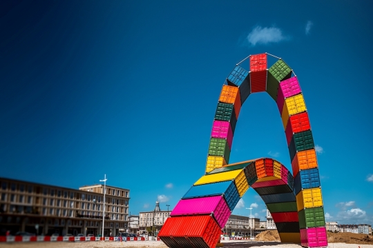 蓝色天空城市街道创意彩色地标建筑