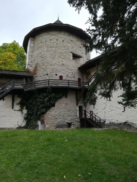 草地围墙古堡建筑外观