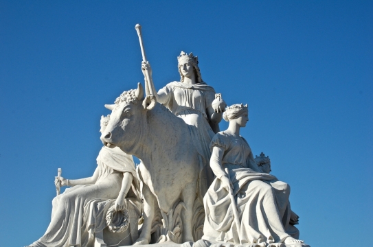 蓝天下牛旁女性白色塑像