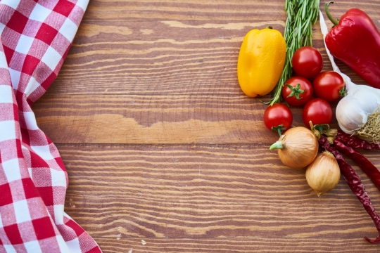餐桌上摆放的辣椒番茄食材摄影