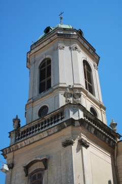 晴朗蓝色天空古老历史教堂塔建筑