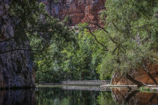 丛林深处悬崖边汇集溪流湖泊美景