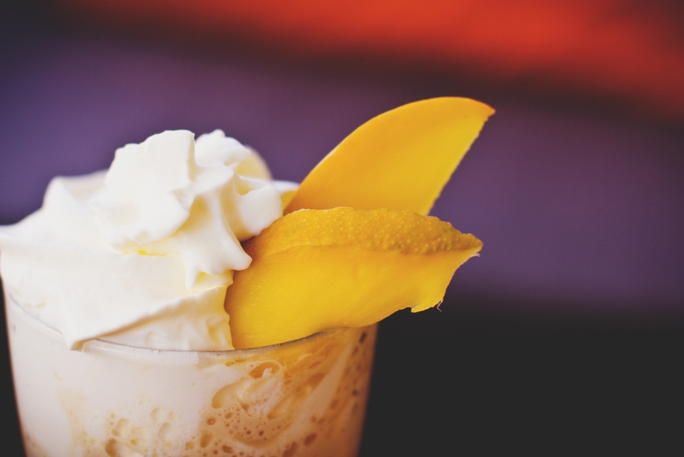 冰淇淋上黄桃果片美食摄影