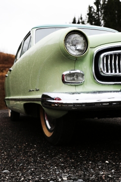 城市街道马路上古典绿色轿车车尾特写