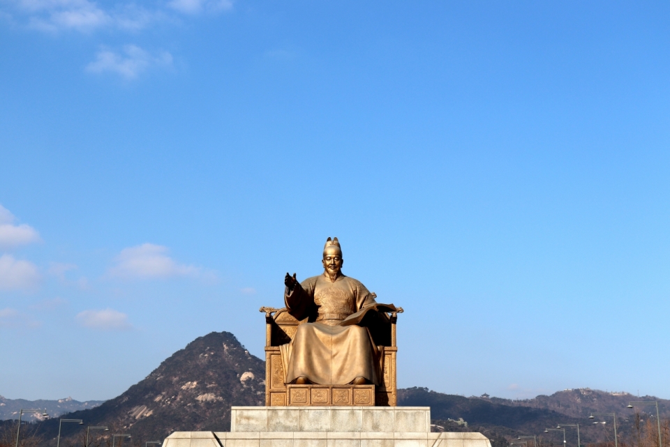 山峰间男性金属古老历史雕像