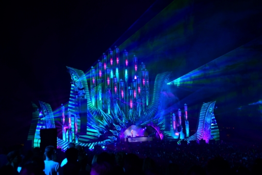 壮观场面蓝色灯光照亮整栋建筑