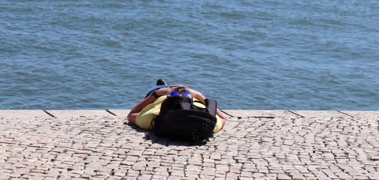 阳光城市街道自然湖泊前成年男性