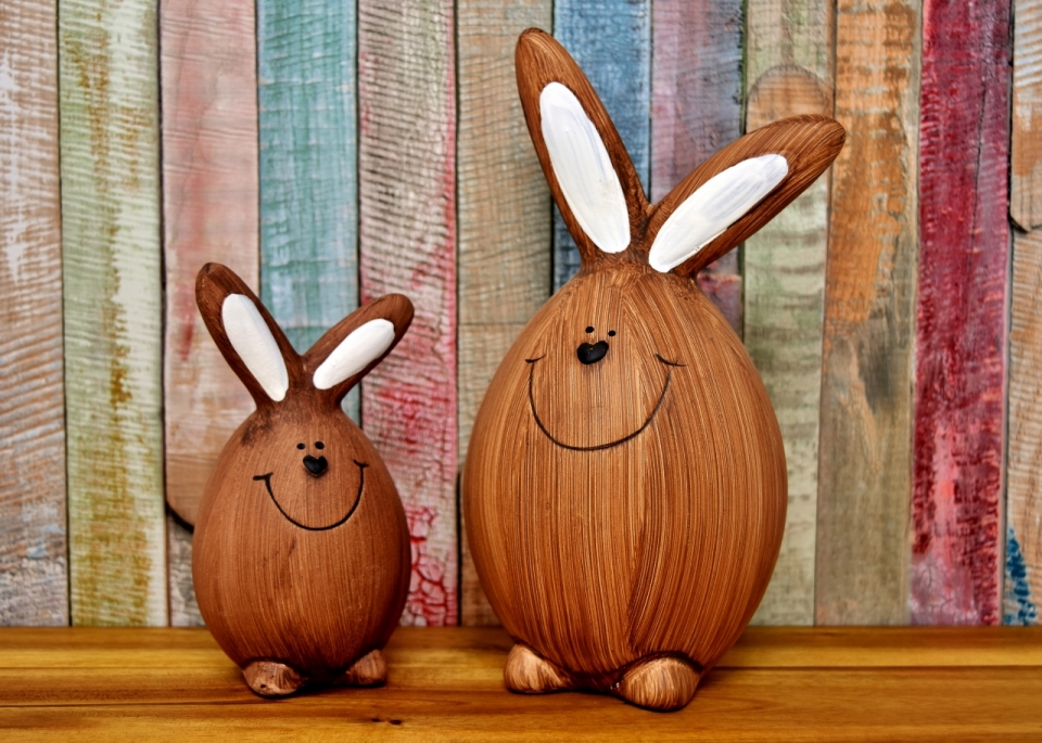 彩色墙壁木制桌子可爱兔子雕刻模型