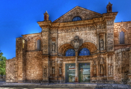 夜晚灯光照耀古老教堂建筑