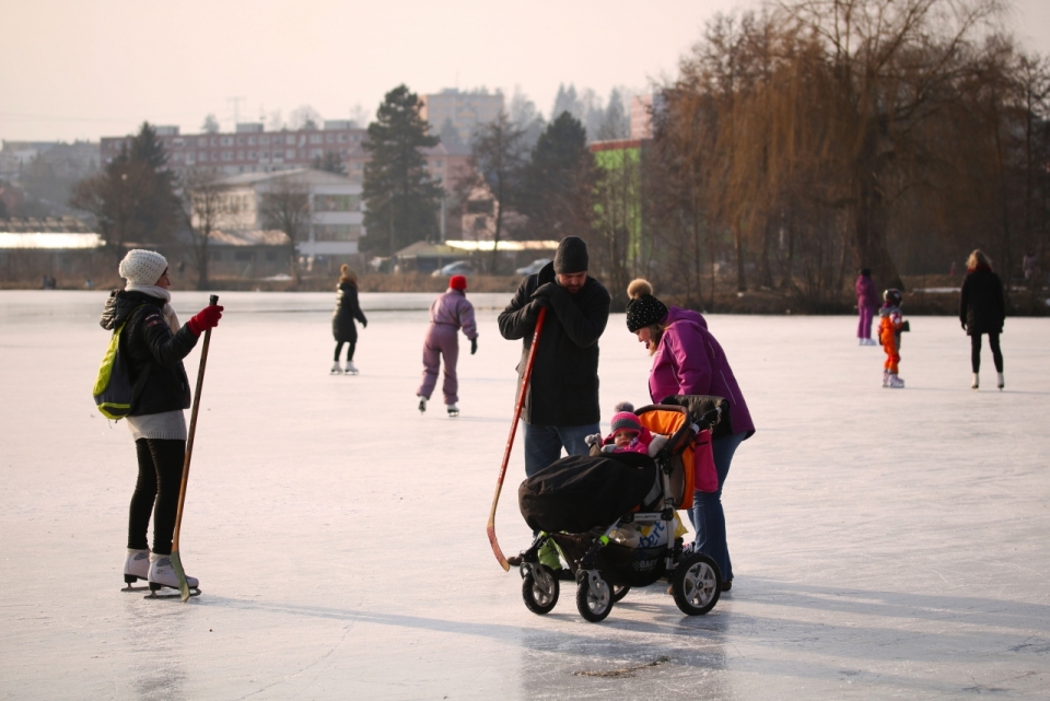 公园滑冰场全家玩耍记录美照