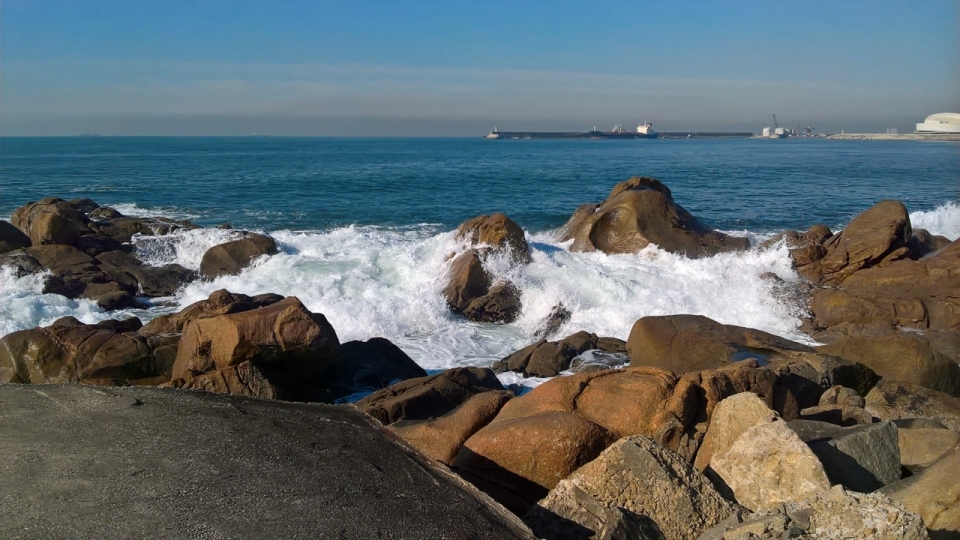 大海边海潮冲击石块汹涌景观
