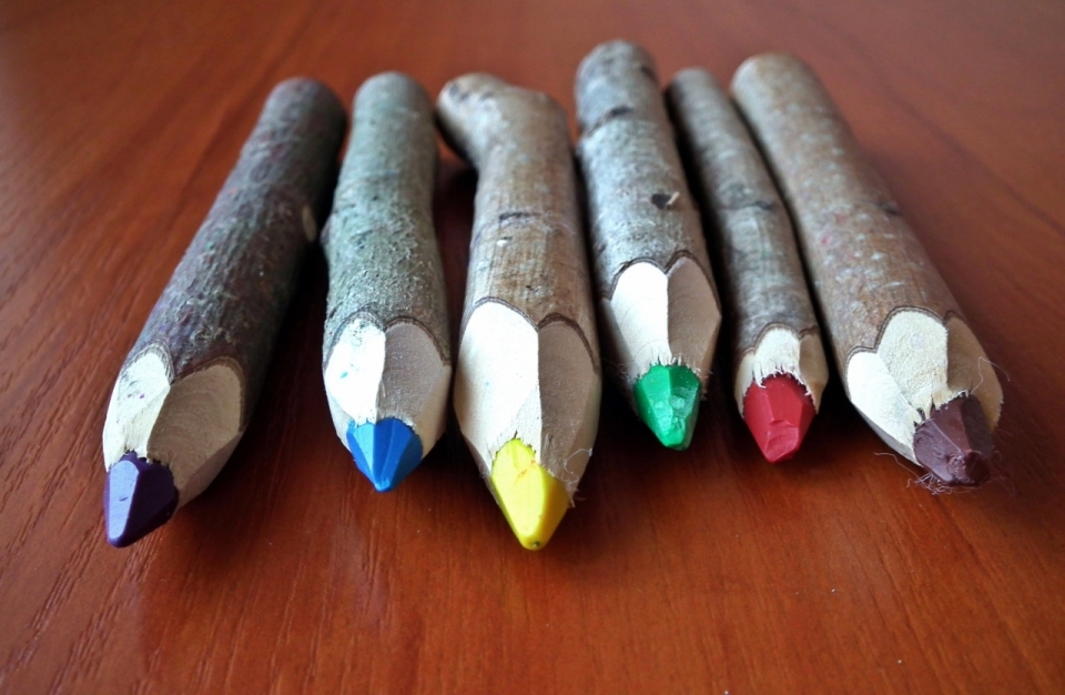 简约木制桌面艺术绘画彩色铅笔