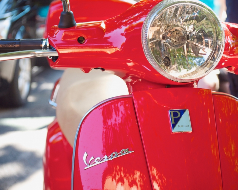 阳光城市街道红色崭新摩托车