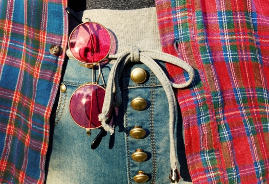 格子衬衫牛仔短裙上粉色镜片眼镜