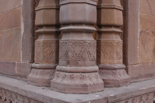 高大建筑墙壁底座特写