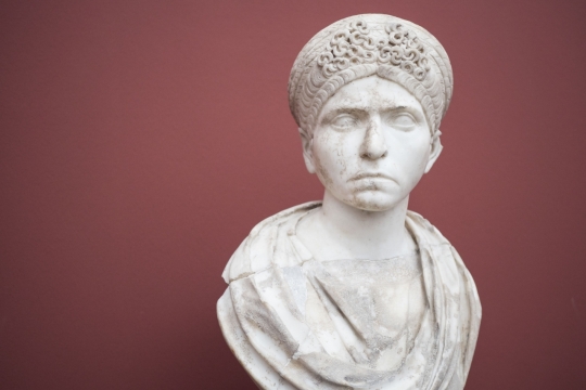 红色背景男性白色雕刻胸像