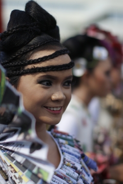 虚化背景户外时尚服饰黑发女性