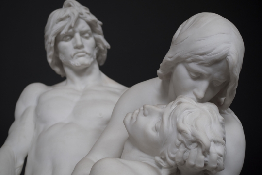 黑色背景白色石质艺术雕塑