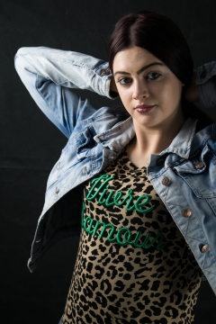 黑色背景穿牛仔外套时尚长发女性