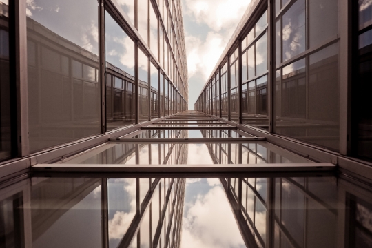 城市街道高楼大厦间隙仰拍