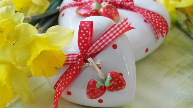 室内桌面黄色花朵植物心形装饰