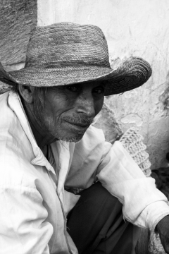 在墙角边戴着草帽的孤独老人黑白摄影