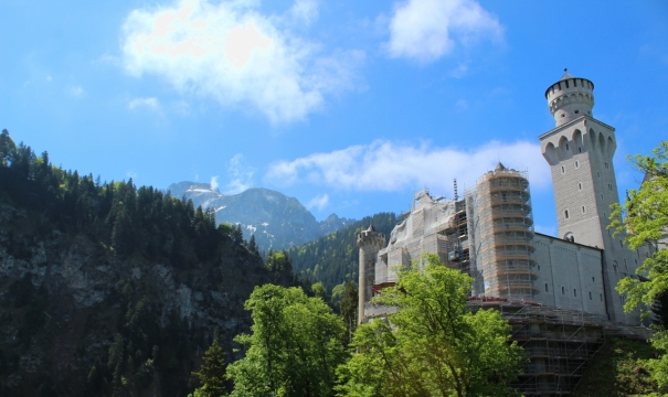 晴朗天气山中隐秘城堡建筑外观