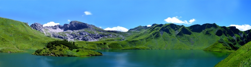 美丽的绿色山脉与湖泊