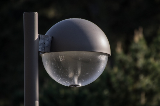 傍晚街边圆形路灯近景拍摄