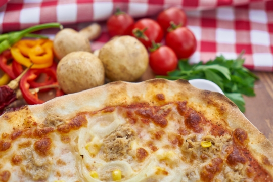 木桌上的披萨美食和食材特写