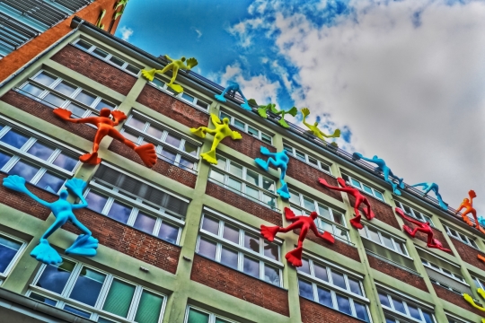 蓝色天空彩色雕塑房屋建筑