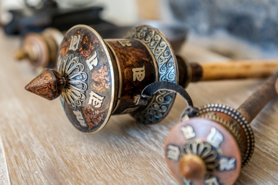 西藏喇嘛用铜制转经轮上刻着藏文