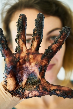 背景虚化的美女和焦黑的手掌创意摄影