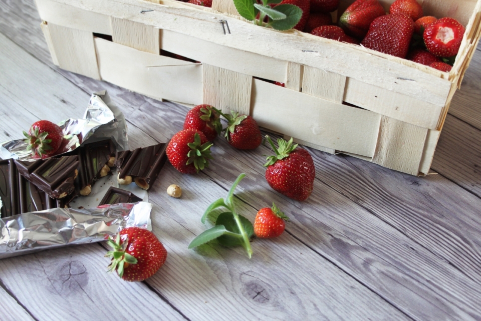木制桌面木盒红色草莓板装巧克力